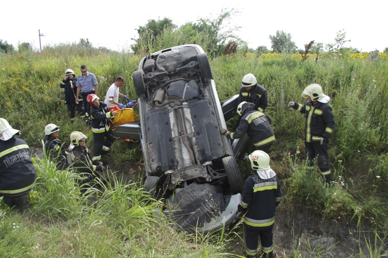 Tűzoltók szabadították ki a sofőrt felborult autójából Székesfehérvárnál