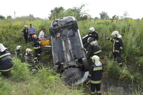 Tűzoltók szabadították ki a sofőrt felborult autójából Székesfehérvárnál