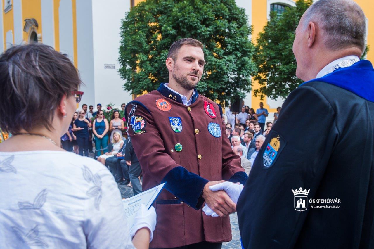 Az Óbudai Egyetem Alba Regia Műszaki Karának végzőseit ünnepelték