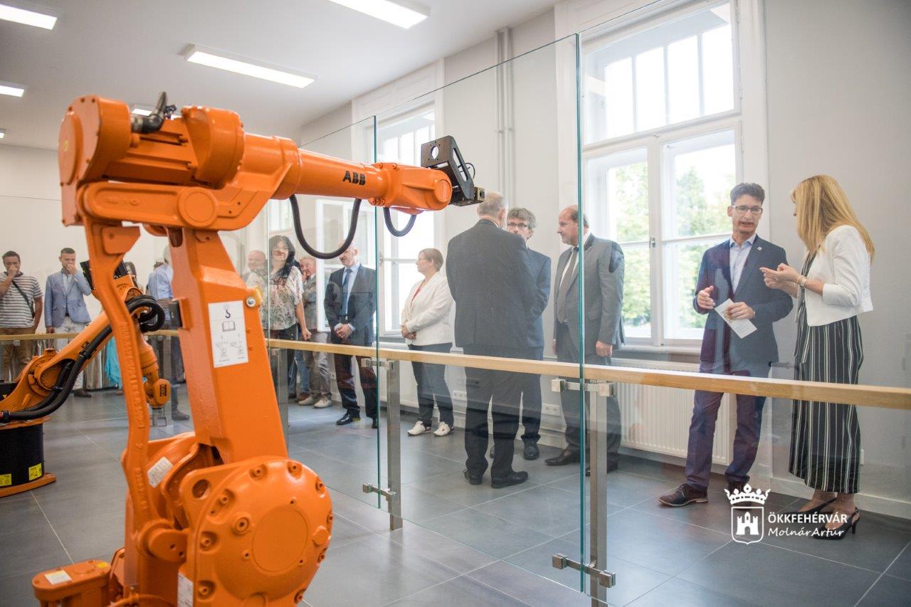 Elkészült a Robottechnikai Központ az Óbudai Egyetem Alba Regia Műszaki Karán