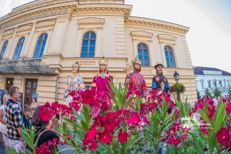 Koronázási ceremónia lesz szombaton az óriásbábok vonulása előtt