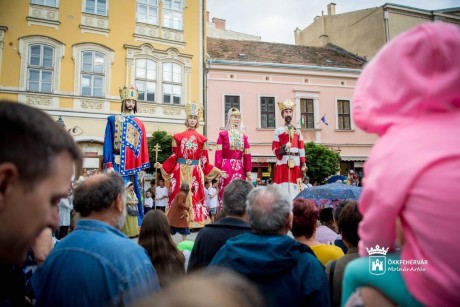 Óriásbábok a Belvárosban - Szent László és I. Géza vonult végig a Fő utcán
