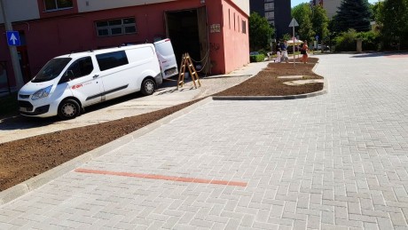 Új parkolókat alakítottak ki a Csanádi téren  - nyolc fát és közel 500 cserjét is ültetnek