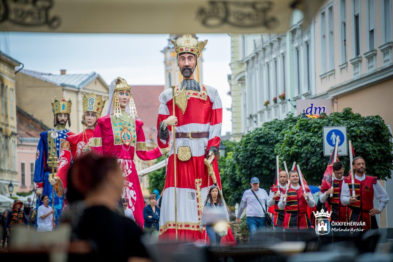Királyi séta az Árpád-háziakkal - szombaton indul az óriásbábok menete