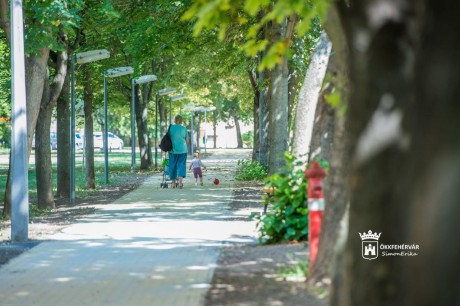 Elkészült a Köfém lakótelepen átvezető sétány új burkolata