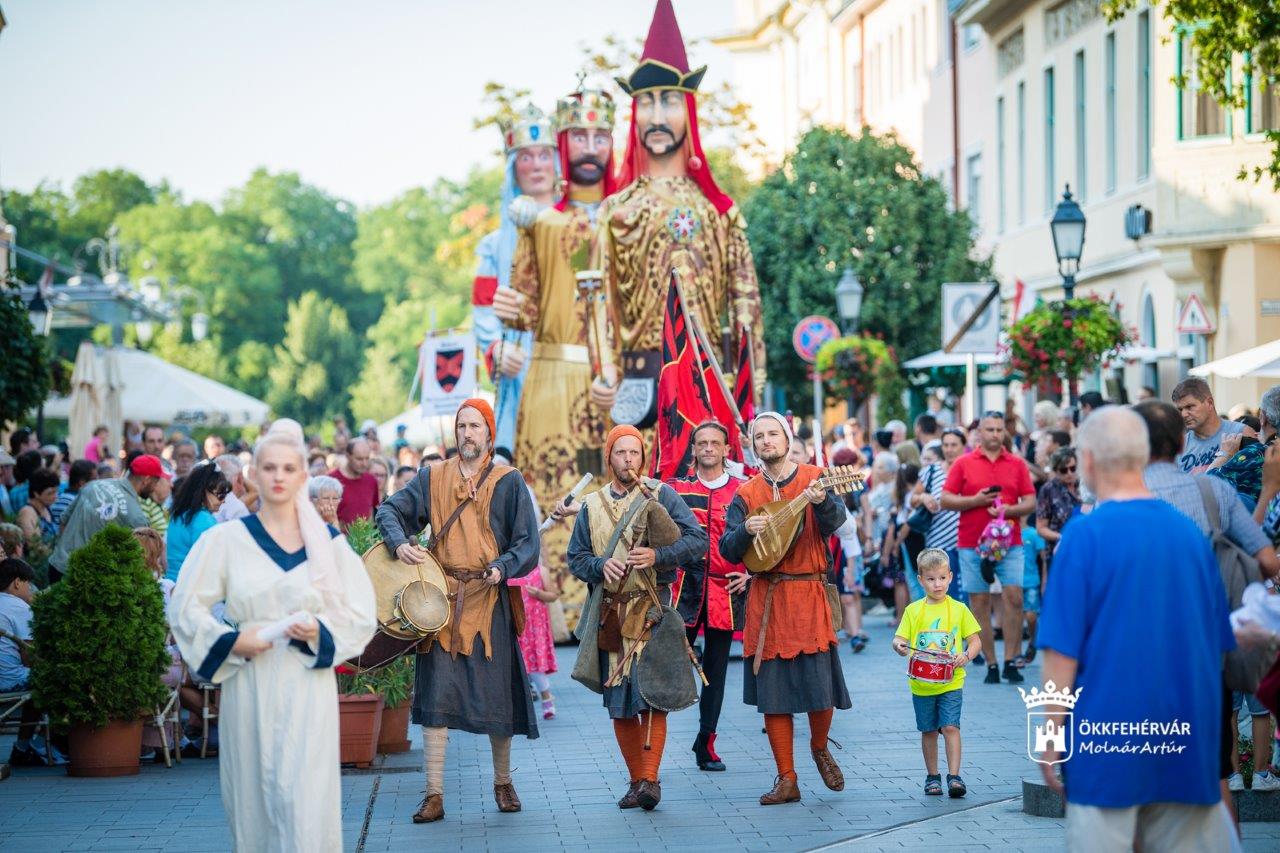 Királyi felvonulás hagyományőrzőkkel a Fő utcán Székesfehérváron