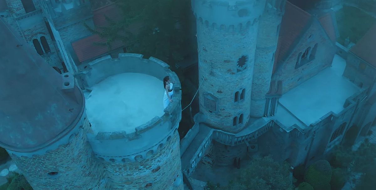 Túl a Varázshegyen - a ködbe vesző Bory-várban készült Péter Szabó Szilvia új klipje