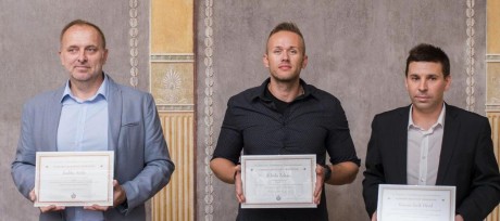 Civileket segítő közszolgálati dolgozókat ismernek el