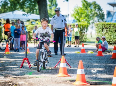 Napraforgó Tábor - biciklis akadálypálya és bűnmegelőzés a Bregyóban
