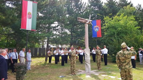 Veteránok emlékeztek bajtársaikra a repülős és ejtőernyős emlékműnél