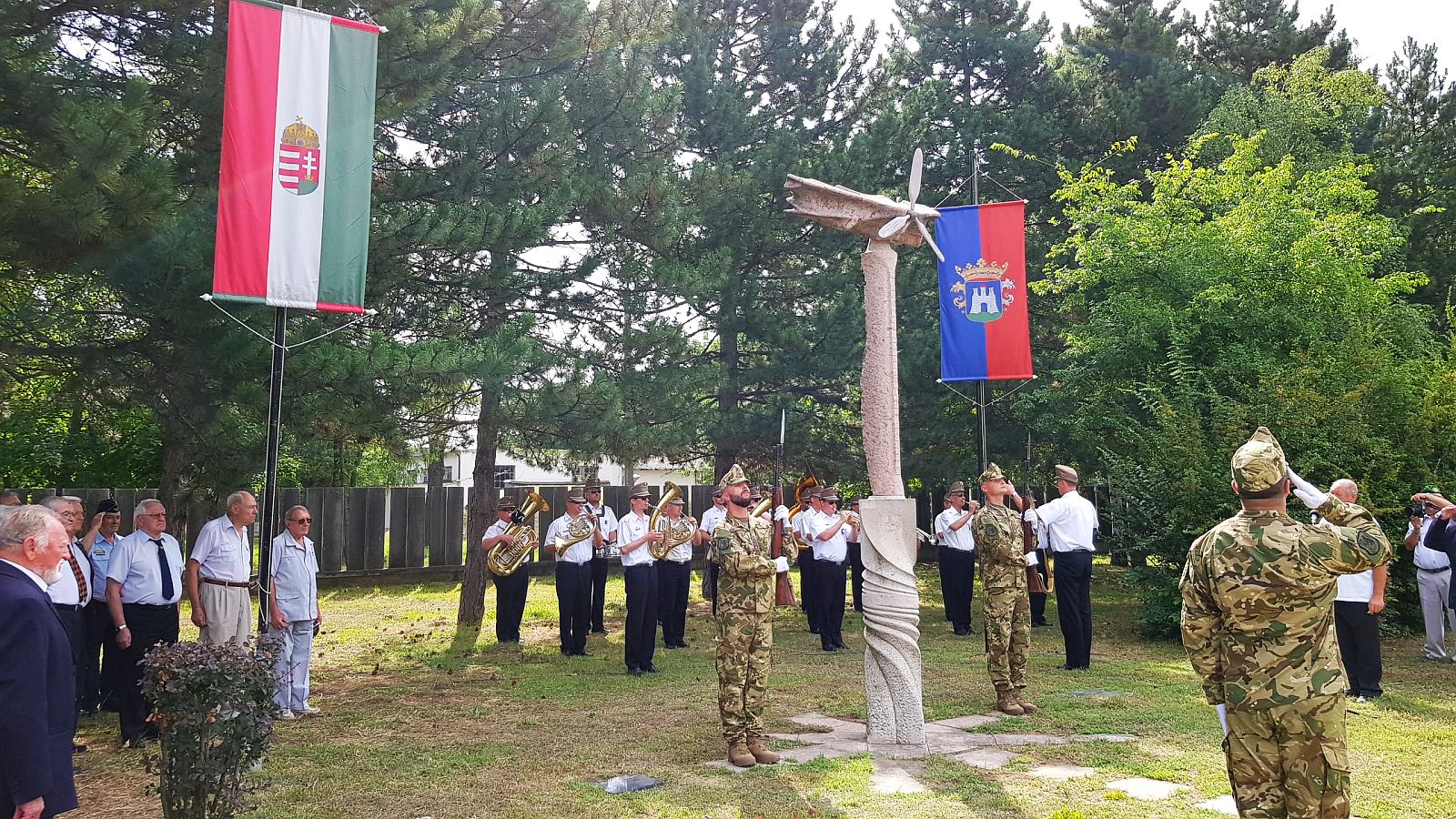 Veteránok emlékeztek bajtársaikra a repülős és ejtőernyős emlékműnél