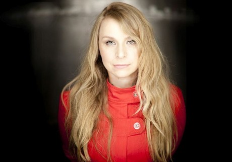 Végtelen erő, energia, küzdelem, száguldás emberi sorsok és lelkiállapotok között