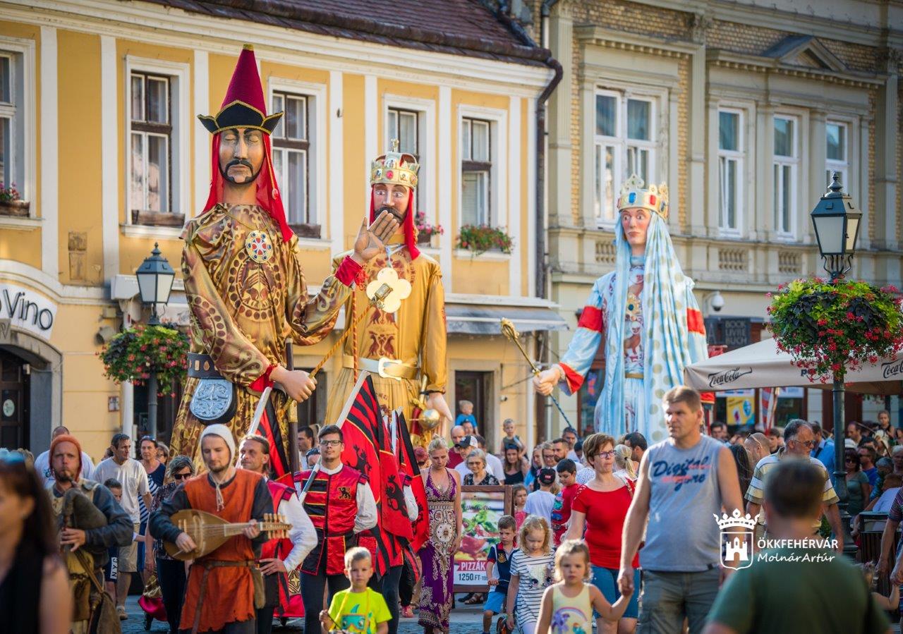 Óriásbábok a Belvárosban - III. Béla, II. András és Szent Erzsébet vonul végig a Belvároson