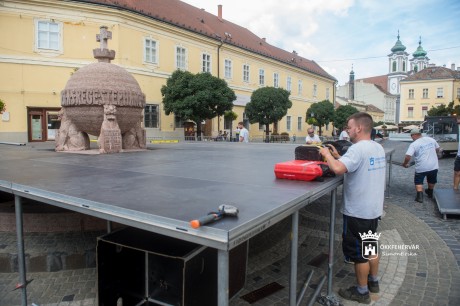 Épül a színpad az Országalma körül - látványos fényjáték is lesz a Városház téren