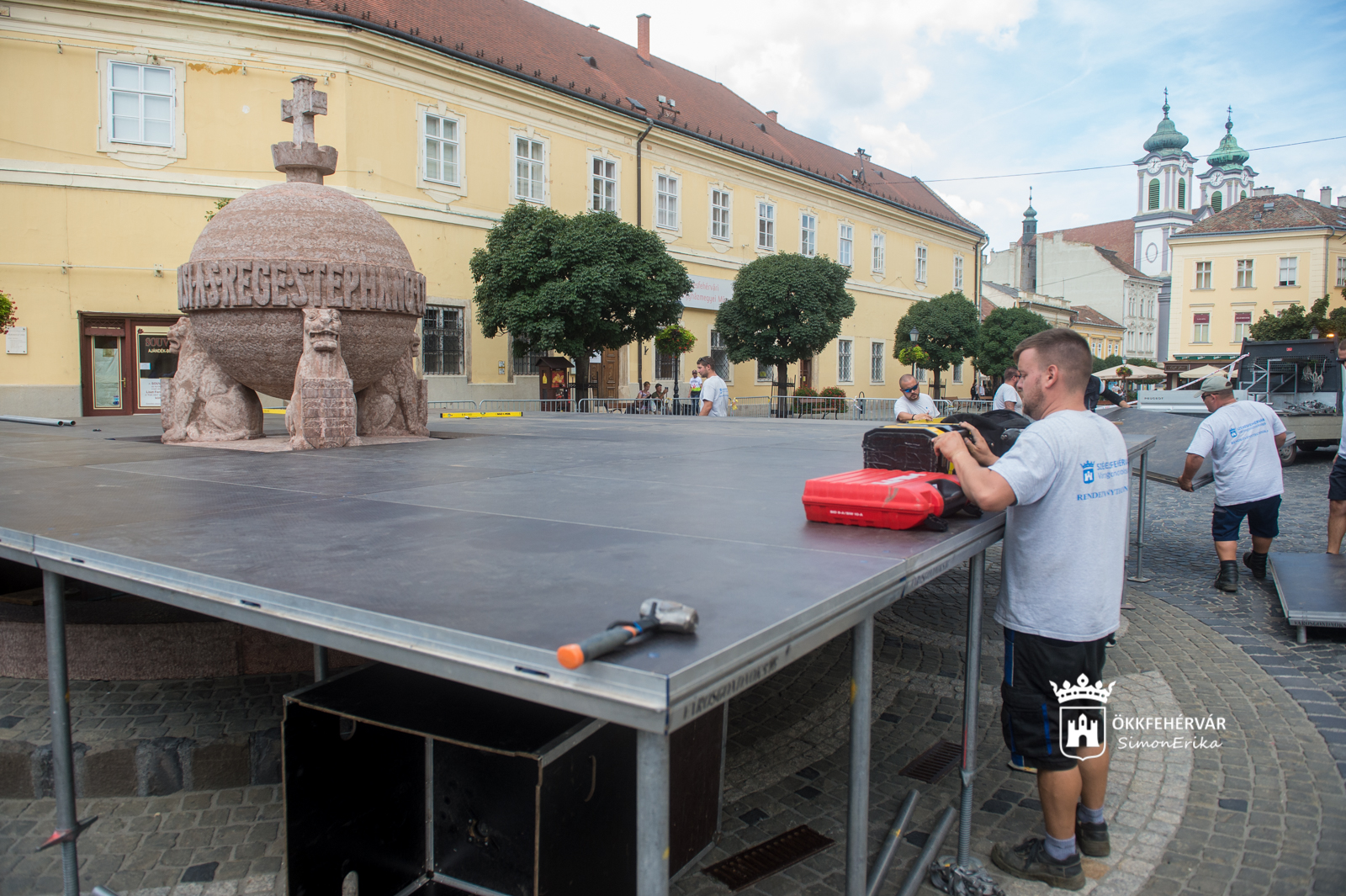 Épül a színpad az Országalma körül - látványos fényjáték is lesz a Városház téren