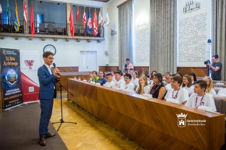 A II. Kárpát-medencei Színjátszó Tábor résztvevőit köszöntötték a Városházán