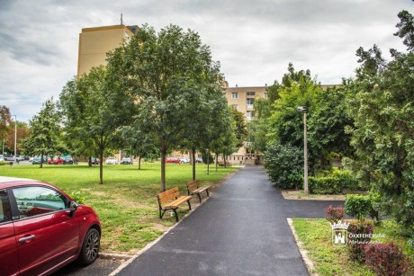 Több mint háromezer négyzetméternyi járda újult meg a József Attila utcában