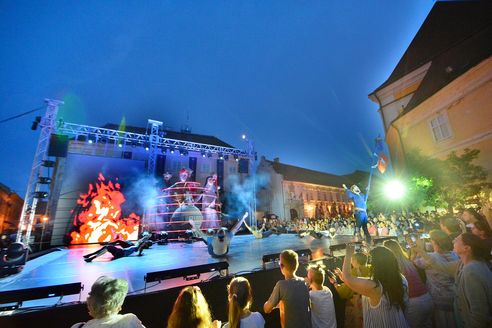 Fesztiválnyitány fényshow-val és tűzzel - elkezdődött a Királyi Napok