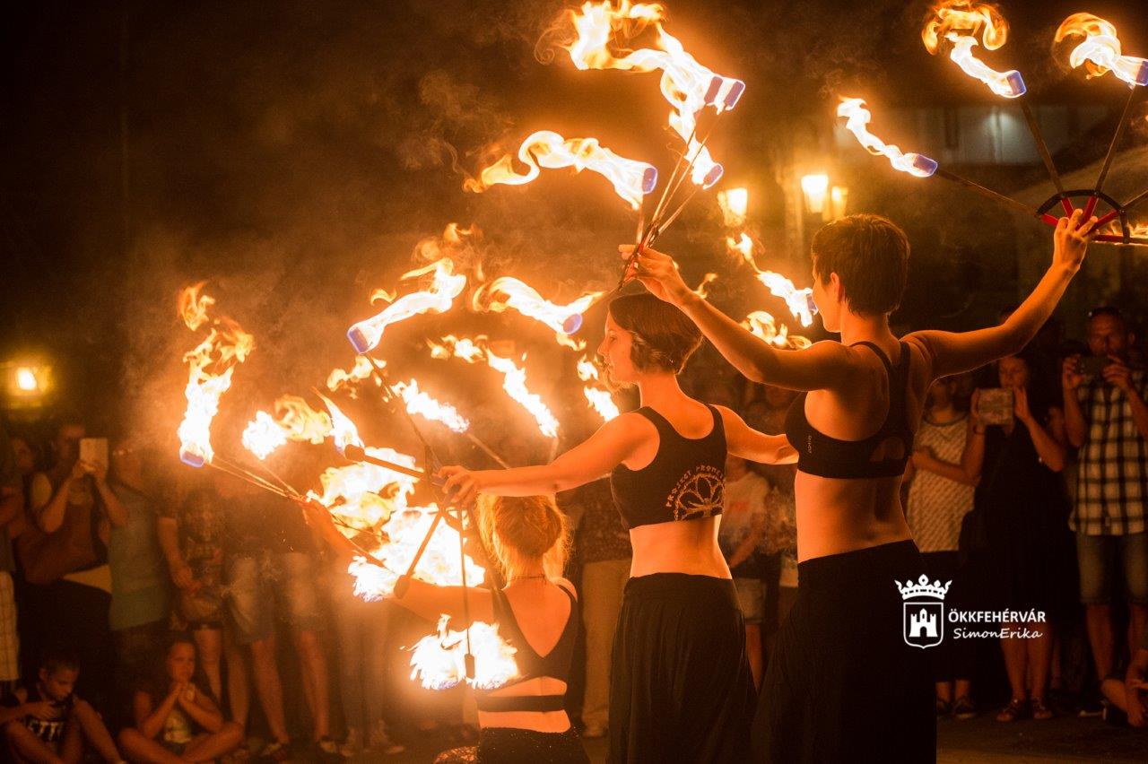 Tűzzsonglőrök vették birtokba a Zichy ligetet