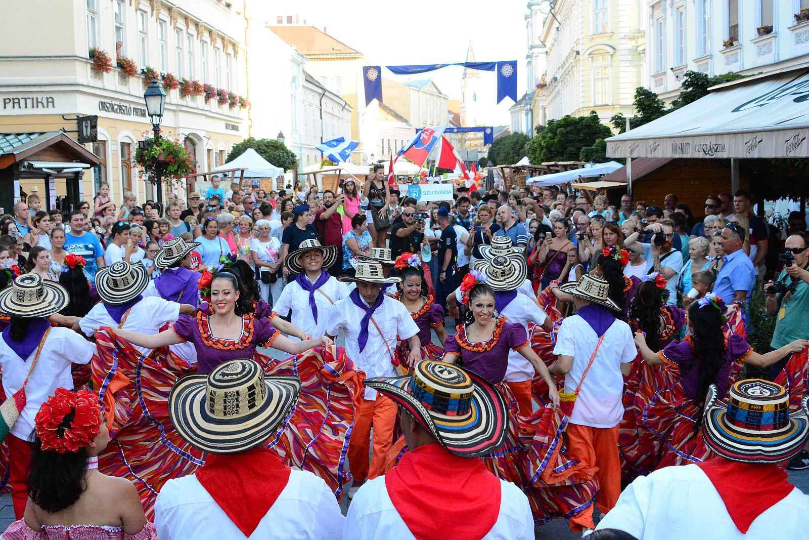 Karneváli hangulat - elkezdődött a Királyi Napok Nemzetközi Néptáncfesztivál