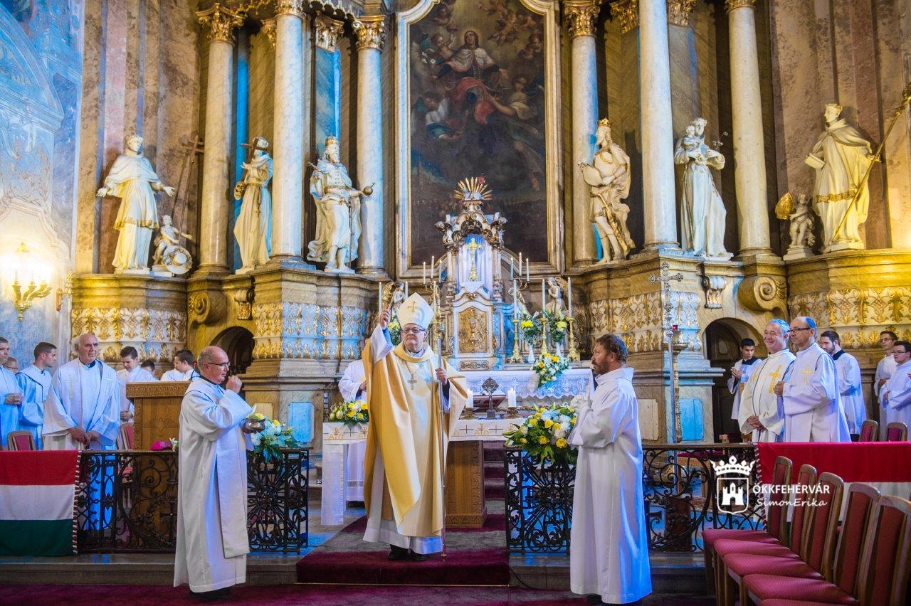 Koncelebrált ünnepi püspöki szentmise Nagyboldogasszony napján a Szent Imre templomban