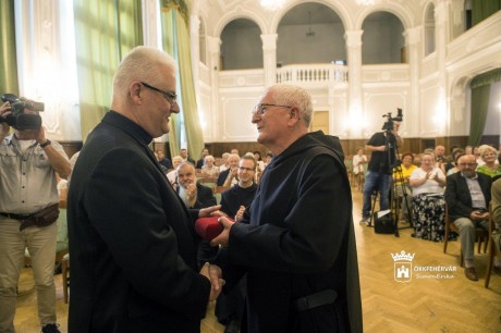 Dr. Korzenszky Richárd OSB vette át az idei Szent István Emlékérmet és Díjat