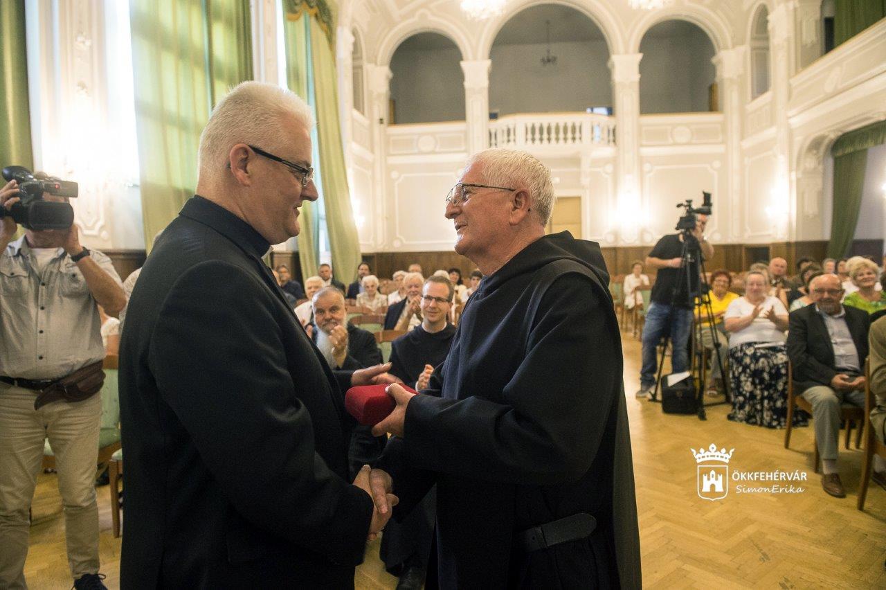 Dr. Korzenszky Richárd OSB vette át az idei Szent István Emlékérmet és Díjat