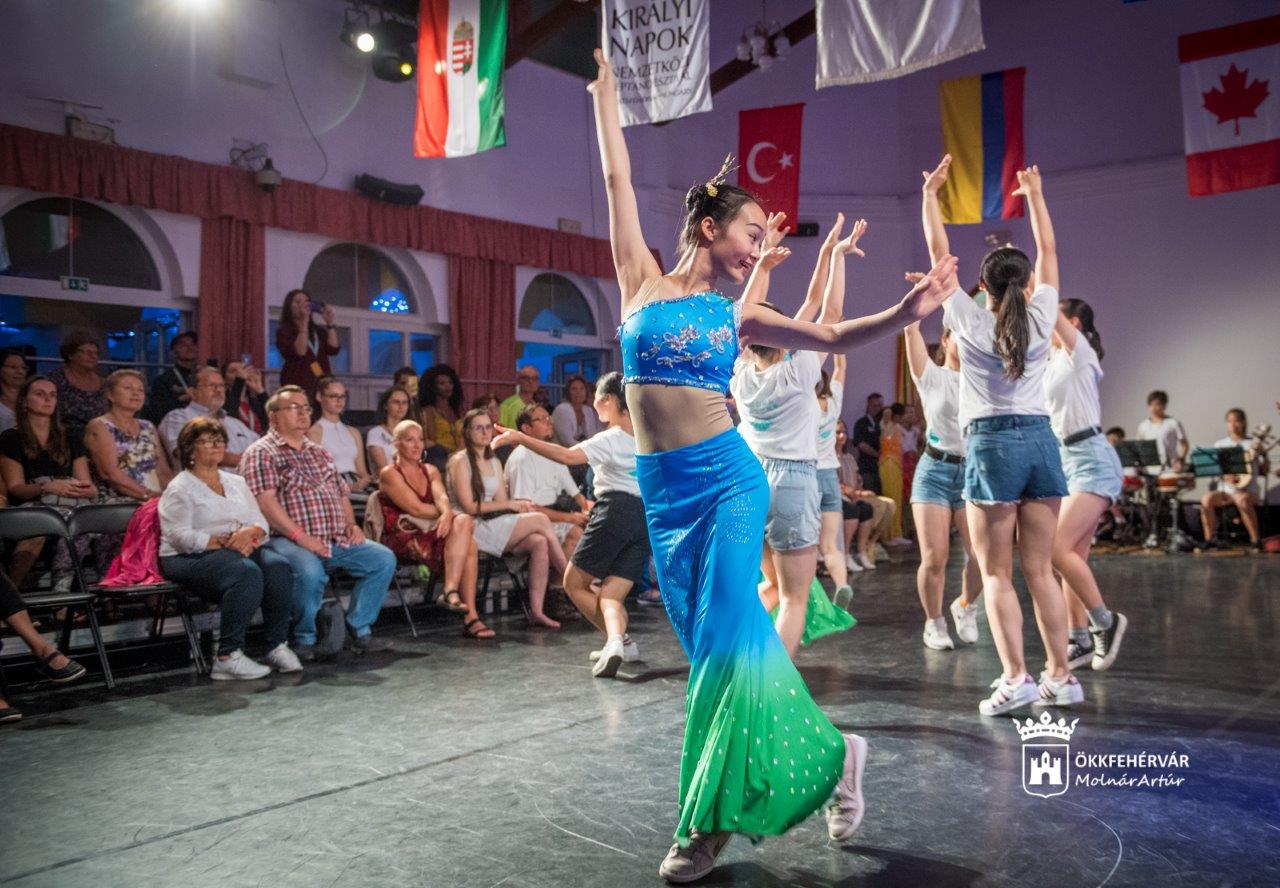 Folkest a Táncházban - ma Kanada és Kolumbia mellett a Besh o droM érkezik