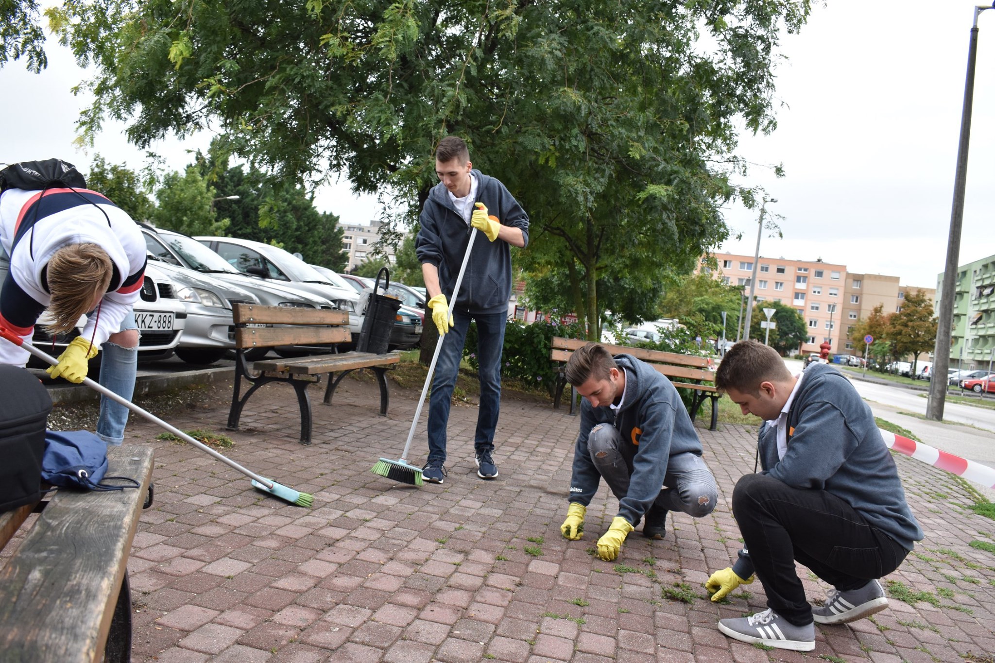 Önkéntesek takarítottak a Palotai út és a Kelemen Béla utca sarkán