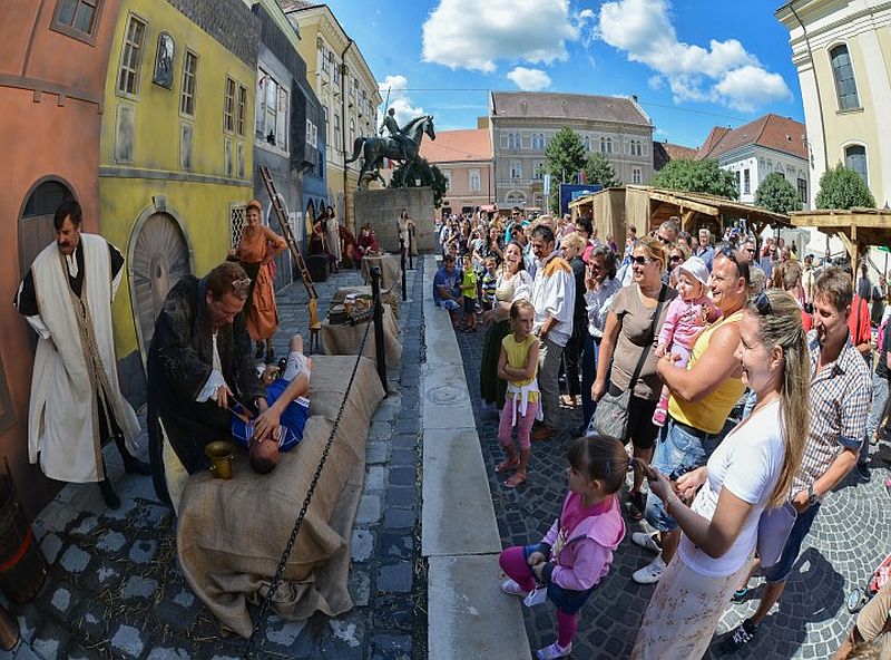 Koronázási Ünnepi Játékok és Rúzsa Magdi Székesfehérvár belvárosában