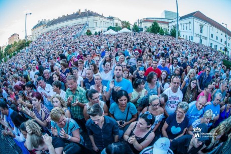 Sokezren hallgattuk Rúzsa Magdit Székesfehérvár Belvárosában