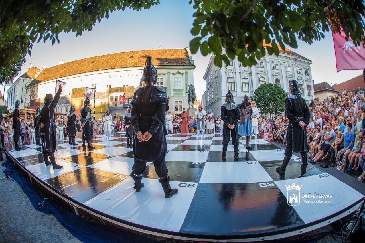 Élő sakkfigurák lépéseivel nézhettük meg a muhi csatát Fehérváron