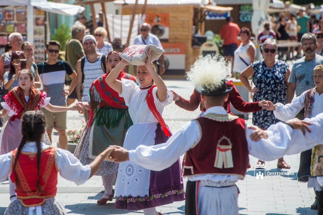 Dunán innen, Dunán túl - öt táncegyüttes hozta el tájegységének hagyományait
