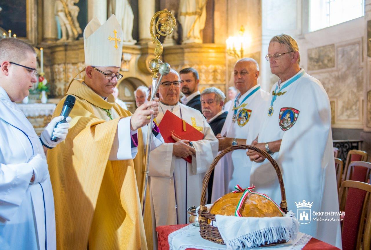 Kenyérmegáldással és püspöki misével ünnepelt Fehérvár Szent István király napján