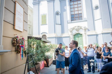 Emléktábla őrzi Dr. Kepes János királyi közjegyző nevét a Rózsa utcában