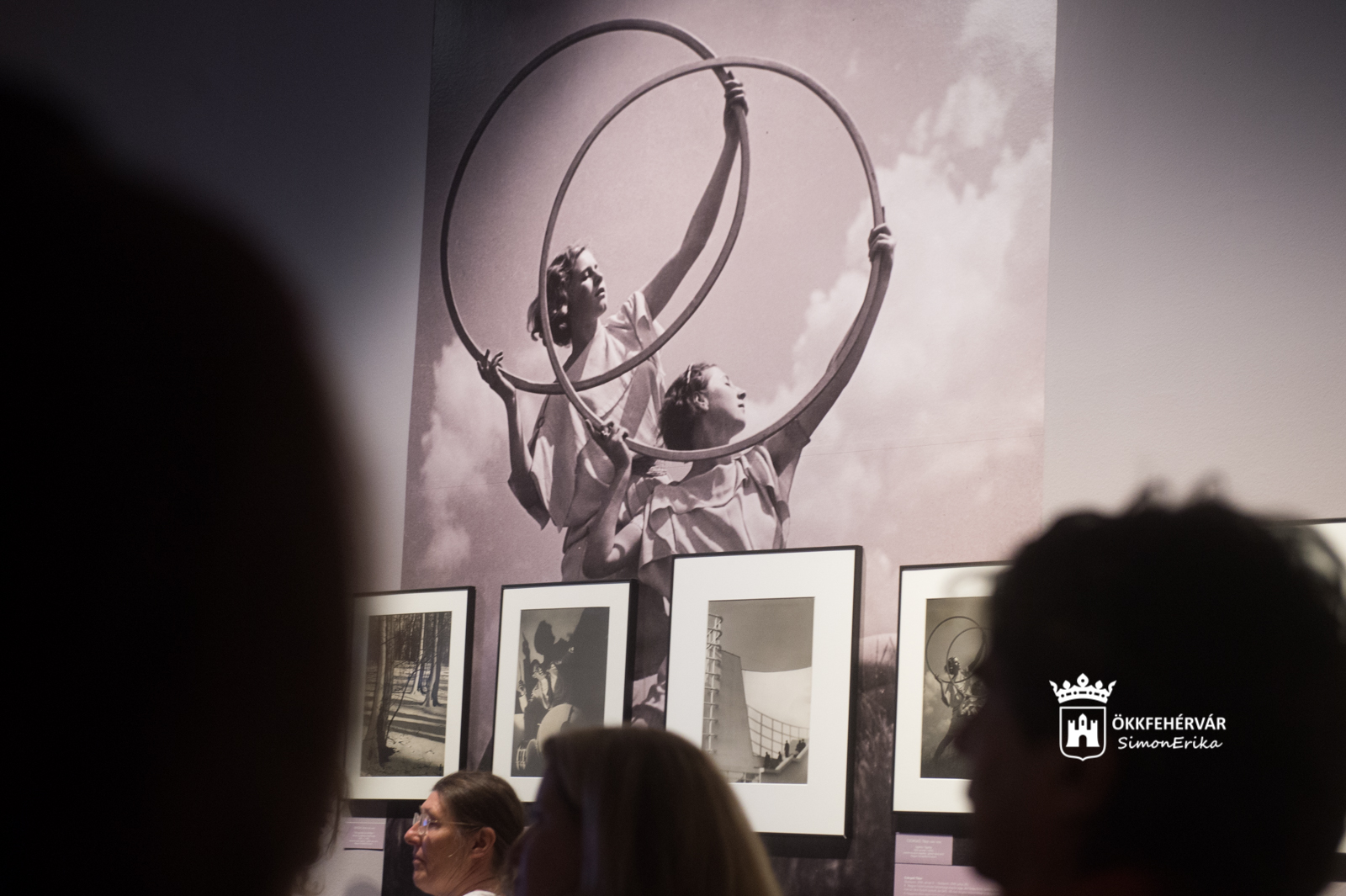 A Híresek és képek című kiállításon ünnepelték a fotográfia napját Fehérváron