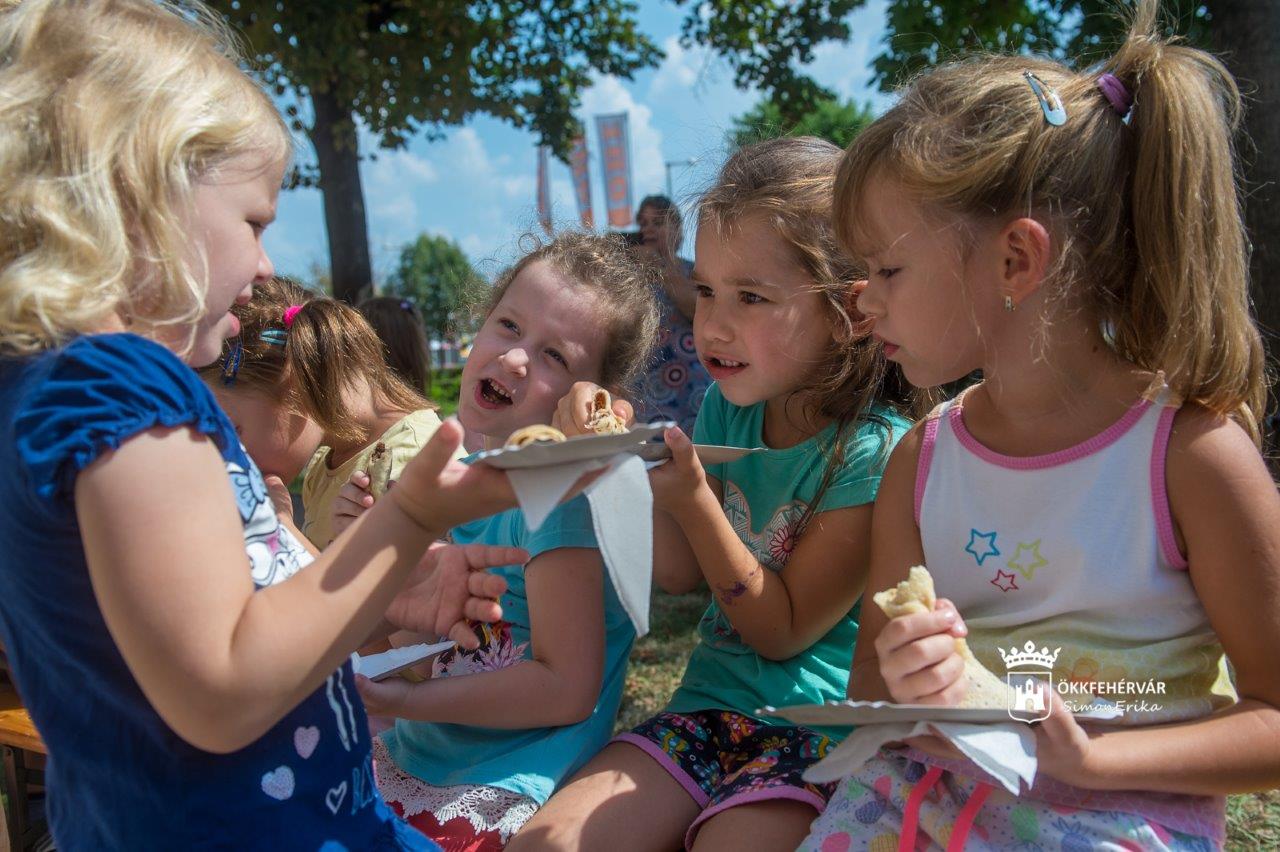Vakációbúcsúztató palacsintázásra várták a gyerekeket Vízivárosban
