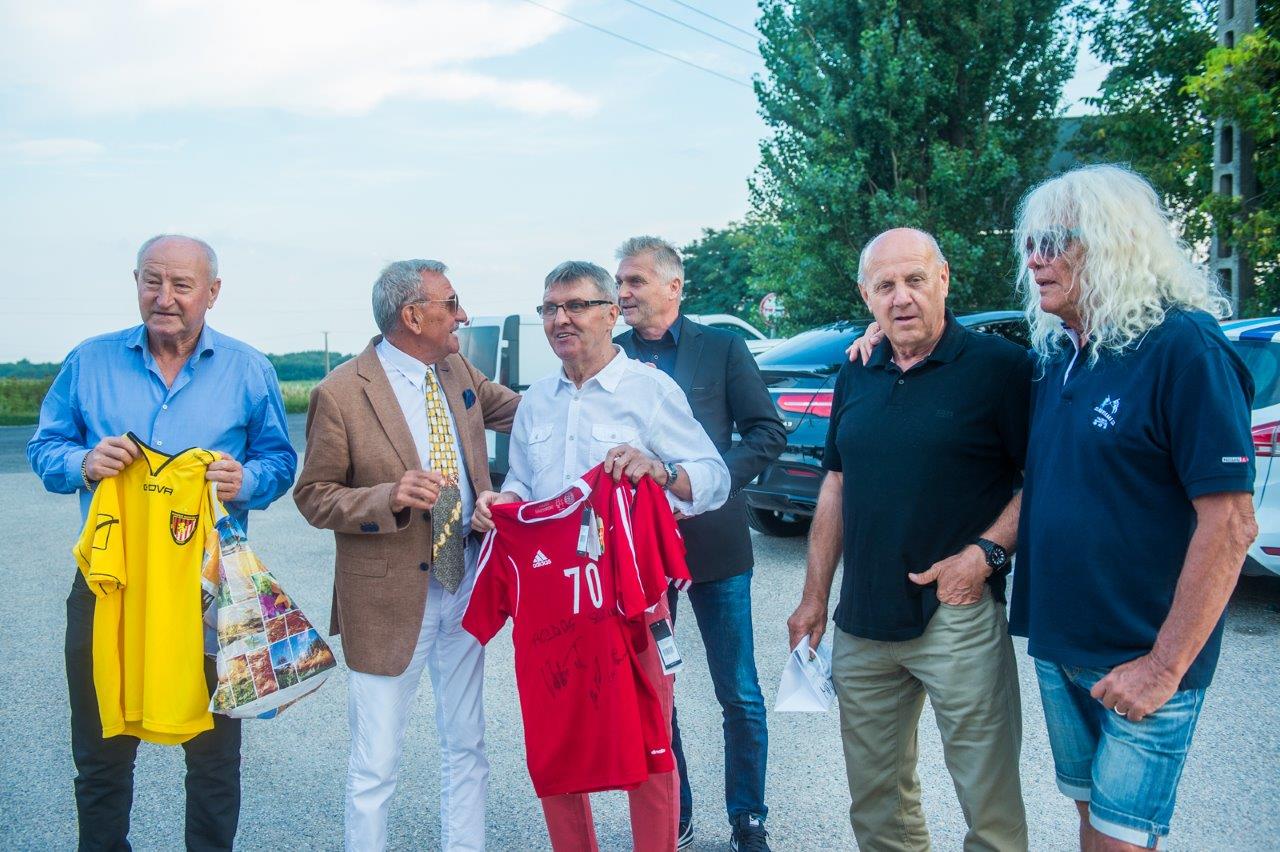 Tiber Laca napja - így köszöntötték barátai hetvenedik születésnapján