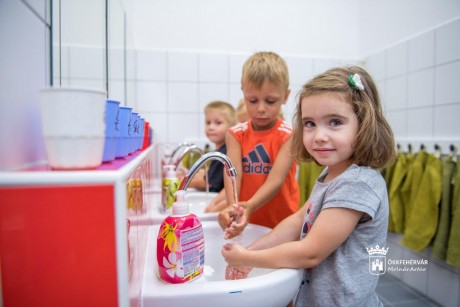 Helyszínbejáráson mutatták be a tóvárosi óvodában elkészült jelentős fejlesztéseket