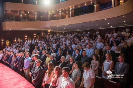 Közös tanévnyitóval ünnepeltek a város egyetemei a Vörösmarty Színházban