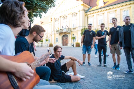 Elsőéves hallgatók utcazenéltek és szerenádoztak a Belvárosban