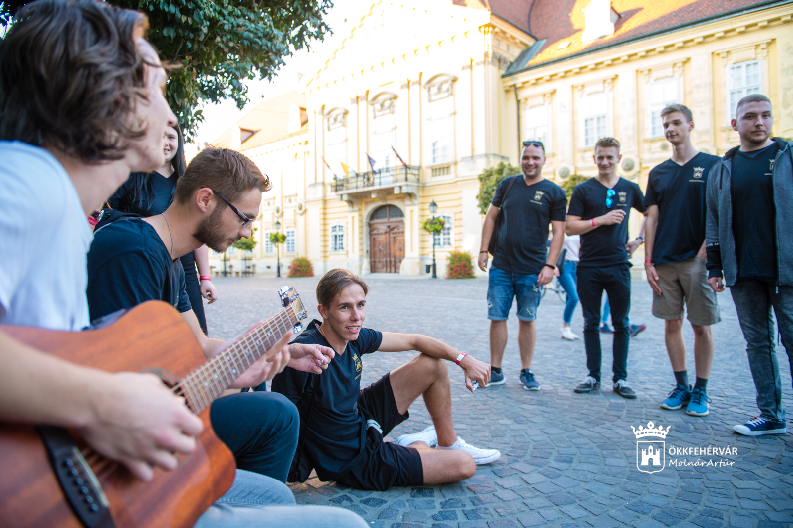 Elsőéves hallgatók utcazenéltek és szerenádoztak a Belvárosban