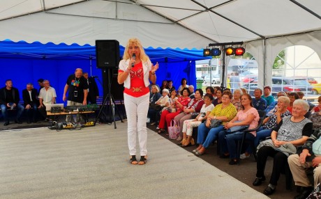 Karda Bea énekesnő koncertjével indult az idei Szedreskerti Mulatság