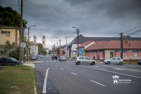 Irányhelyes kerékpársávokat és körforgalmakat is terveztek a Móri útra