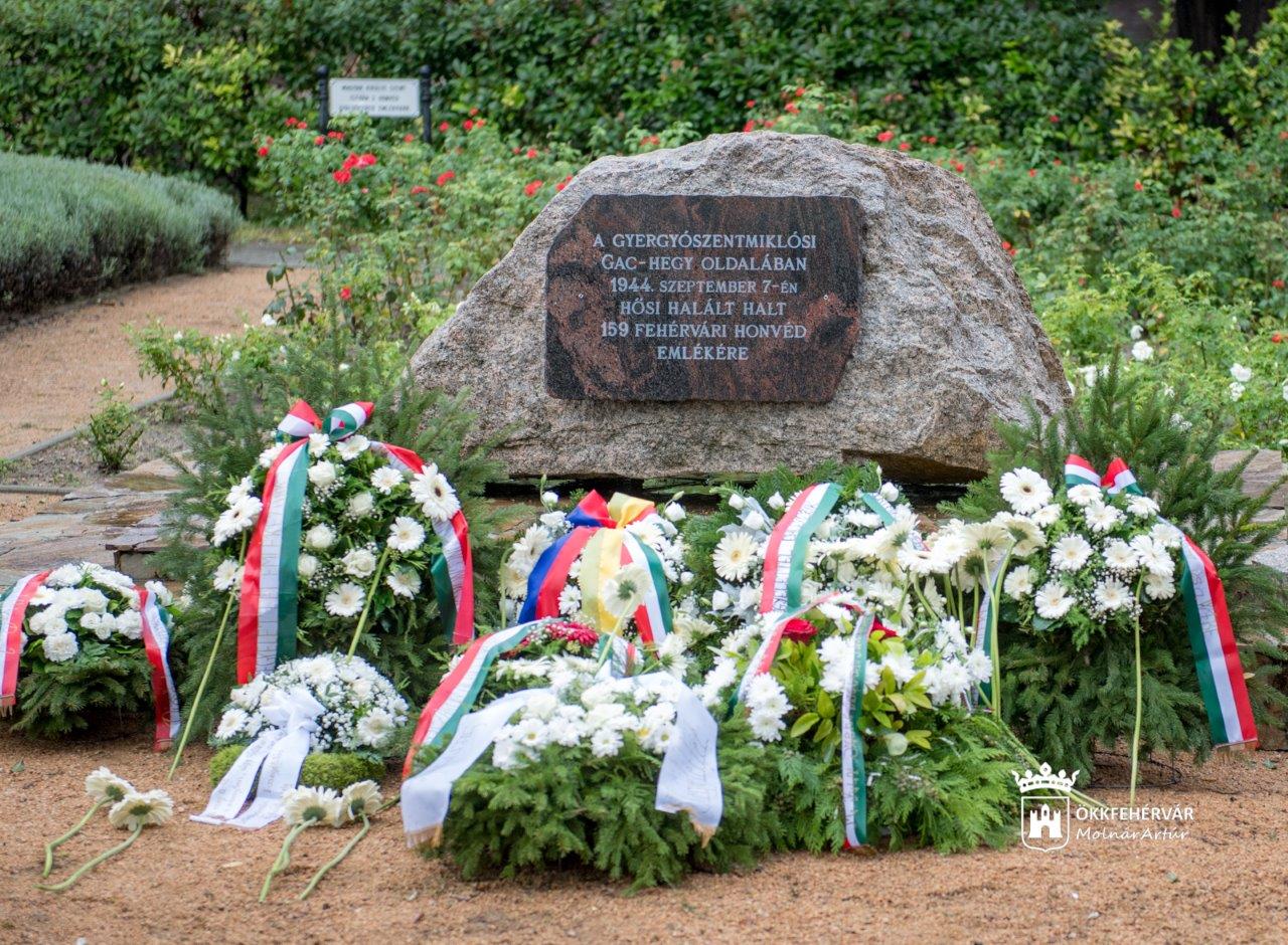 Főhajtás a fehérvári katonahősök előtt a Gyergyó Emlékparkban