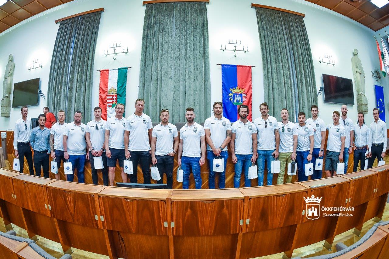 A fehérvári sportegyesületek külföldi játékosait fogadták a Városházán