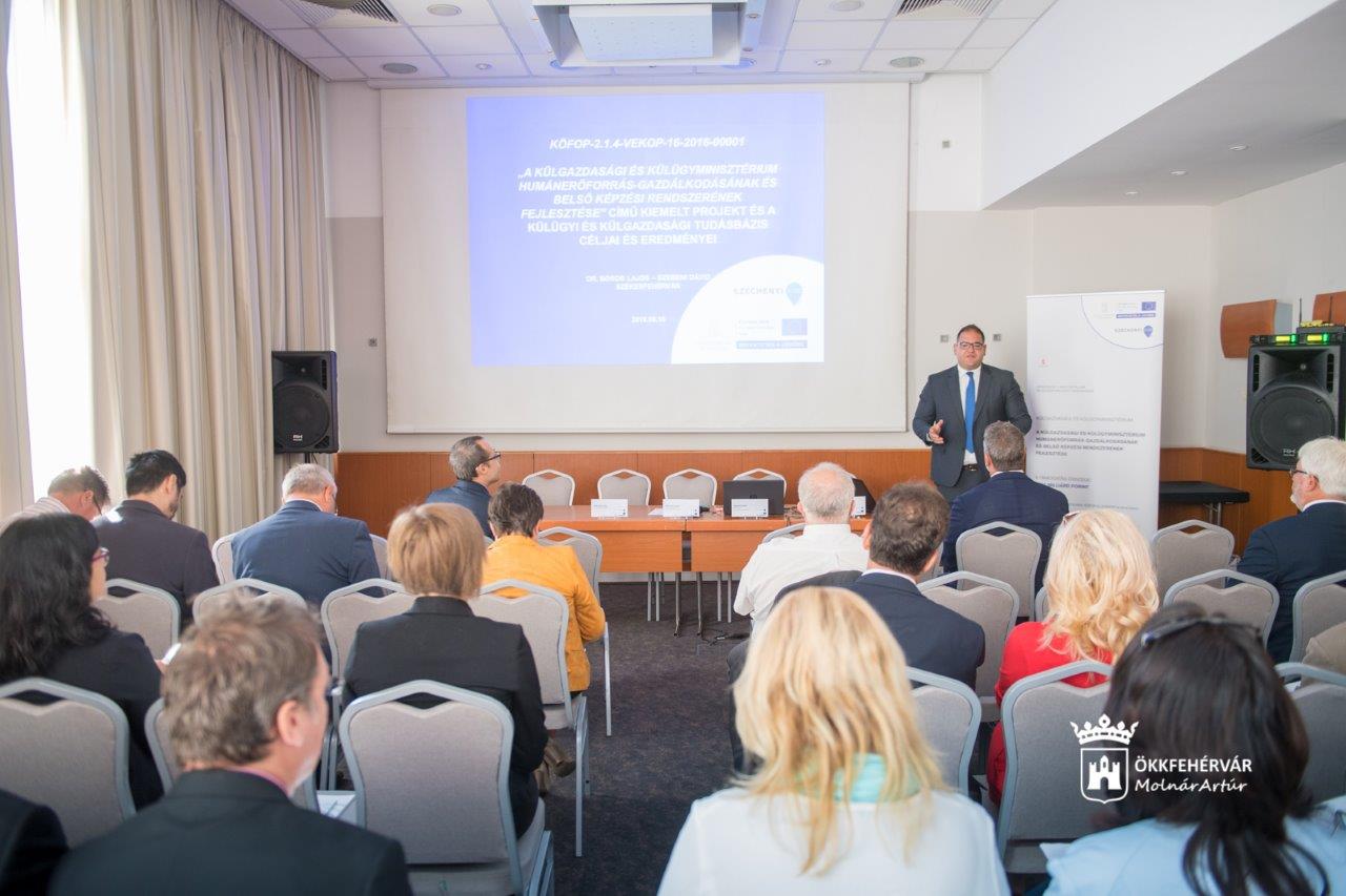Szakmai konferencián mutatták be a külügyi és külgazdasági tudásbázist Fehérváron