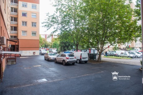 Megújult a Budai út 64-68. számú épület mögötti terület