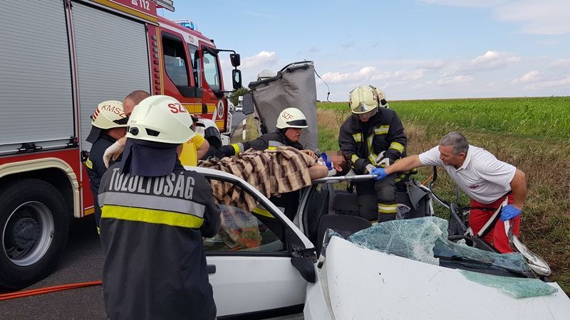 Beszorult sérültet mentettek a tűzoltók Székesfehérvár és Zámoly között