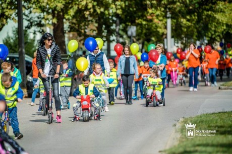 A „legkritikusabb tömeg” - óvodások vették birtokba a Gáz utcát